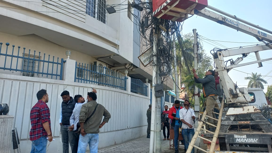 अव्यवस्थित तार हटाउन महानगरको अभियानमा जुटे सेवा प्रदायक  